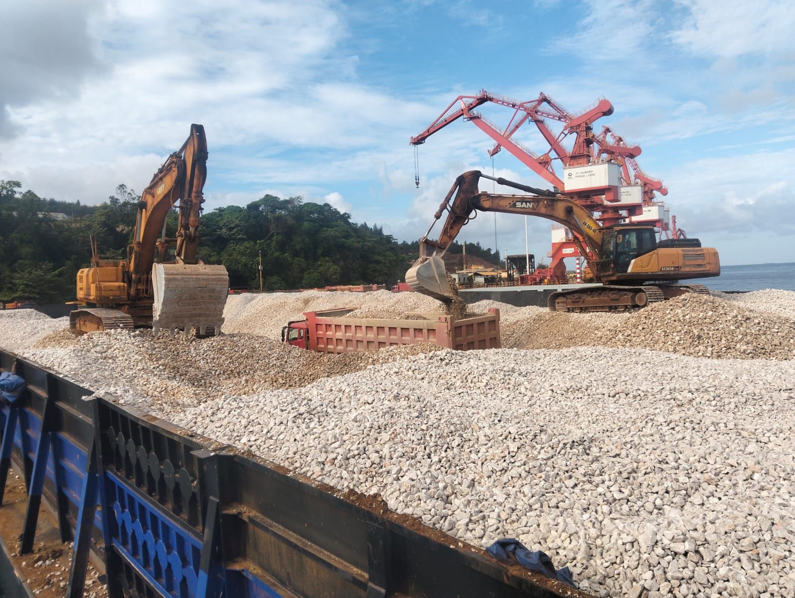 Cargo trimmed in the barge hold